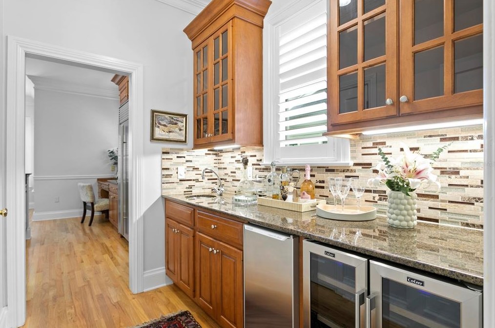 2108 Watrous Ave, Tampa FL  33606-3047 exterior