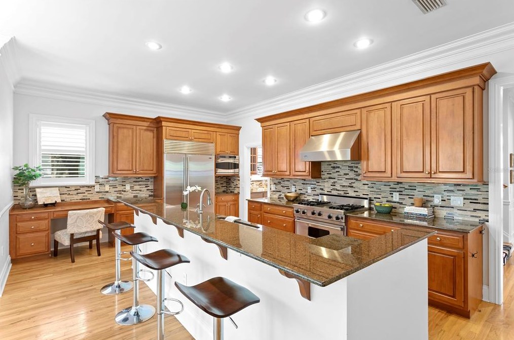 2108 Watrous Ave, Tampa FL  33606-3047 exterior