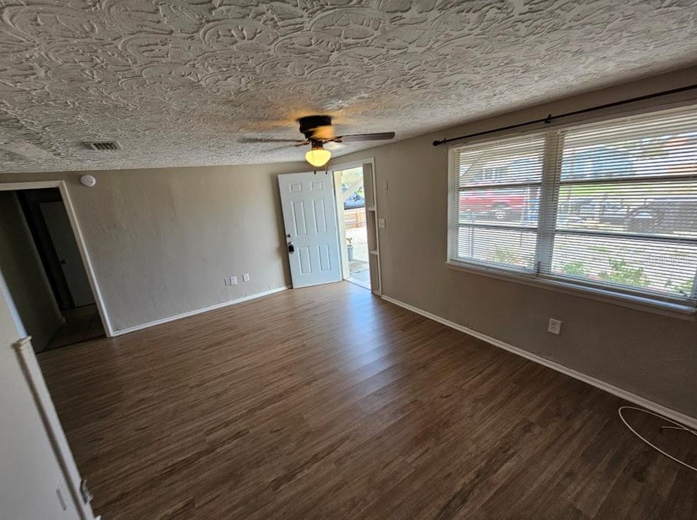 2040 Maureen Dr, Tarpon Springs FL  34690-4129 exterior