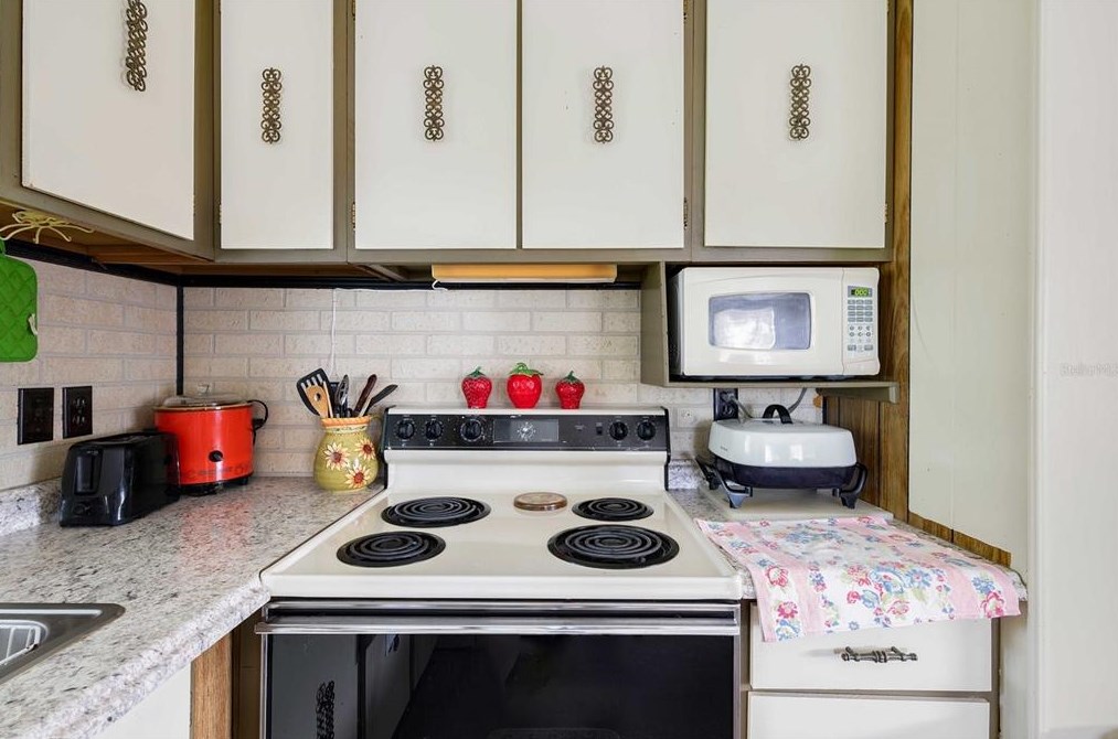 38449 Willoughby Dr, Zephyrhills FL  33540-6514 exterior