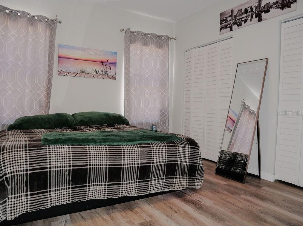 4287 Tyler Cir, Saint Petersburg FL  33709-4507 exterior