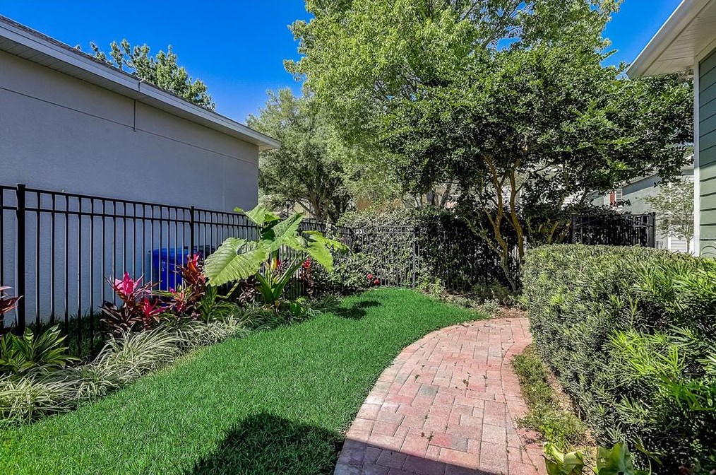 5933 Fishhawk Crossing Blvd, Lithia FL  33547-5885 exterior