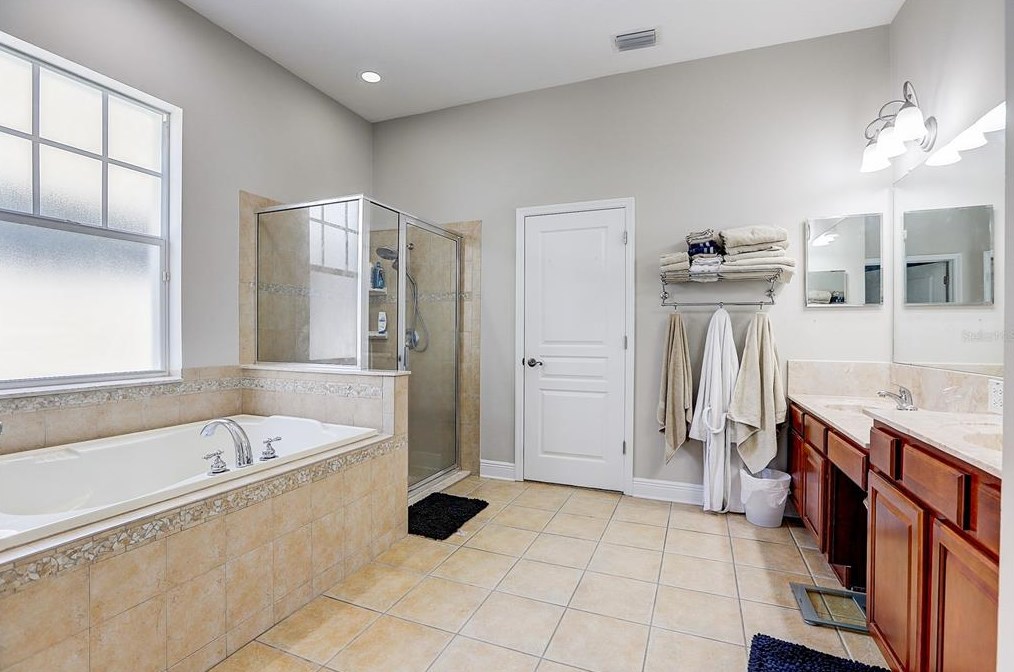 5933 Fishhawk Crossing Blvd, Lithia FL  33547-5885 exterior
