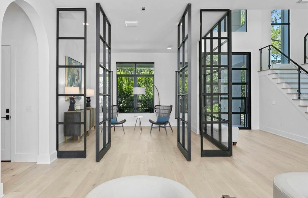 104 Ladoga Ave, Tampa FL 33606-3806 exterior