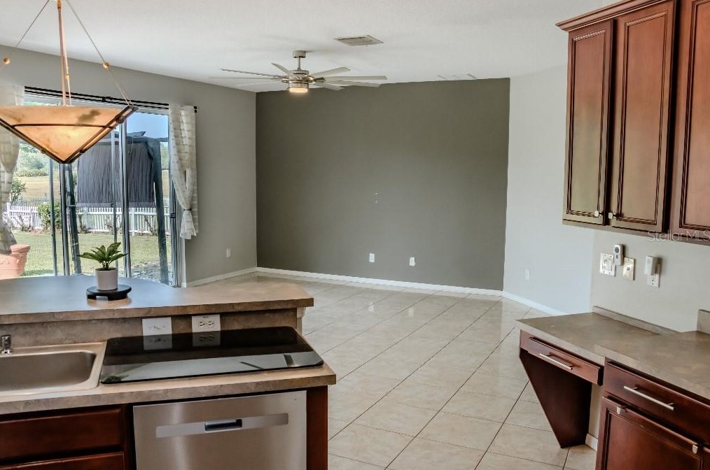 1557 Amaryllis Cir, Orlando FL 32825-7432 exterior