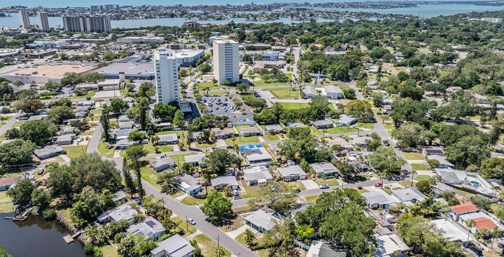 6647 Hibiscus Ave, Saint Petersburg FL  33707-2909 exterior