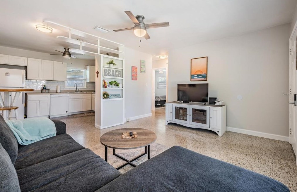 6647 Hibiscus Ave, Saint Petersburg FL  33707-2909 exterior