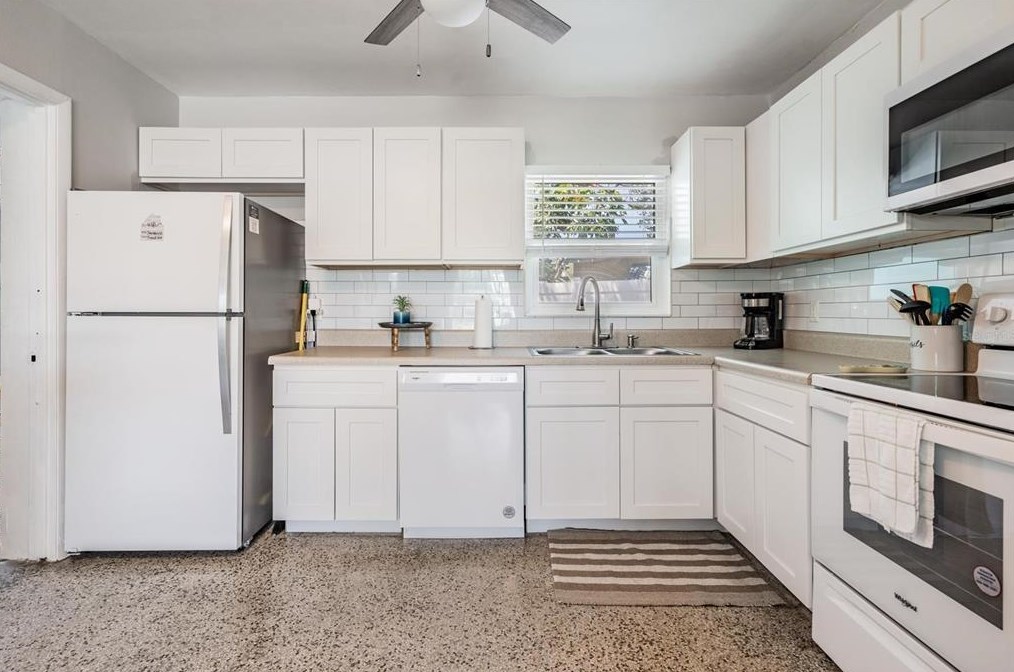 6647 Hibiscus Ave, Saint Petersburg FL  33707-2909 exterior