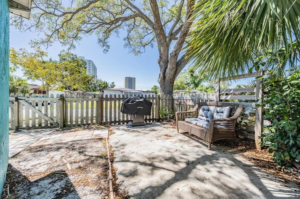 6647 Hibiscus Ave, Saint Petersburg FL  33707-2909 exterior