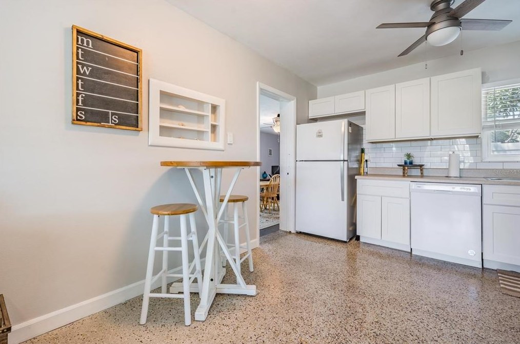 6647 Hibiscus Ave, Saint Petersburg FL  33707-2909 exterior