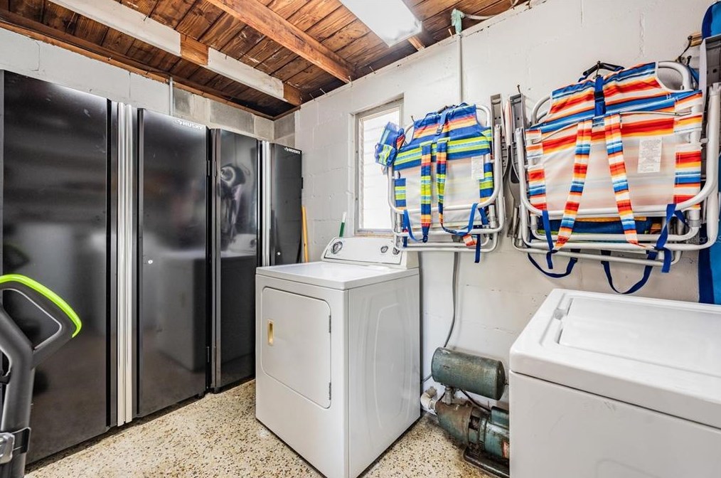 6647 Hibiscus Ave, Saint Petersburg FL  33707-2909 exterior