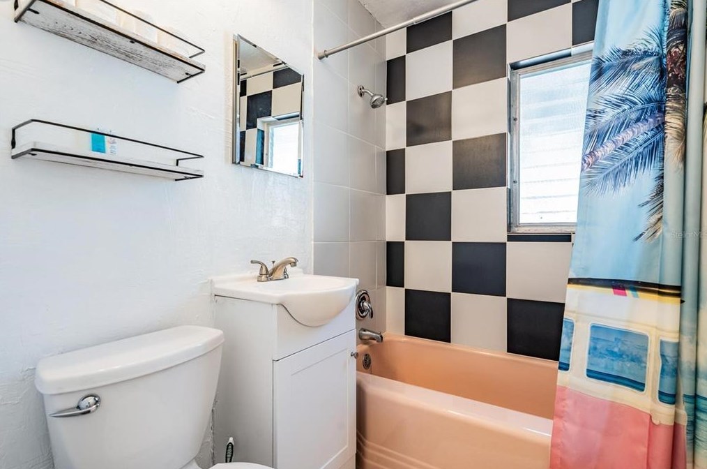 6647 Hibiscus Ave, Saint Petersburg FL  33707-2909 exterior