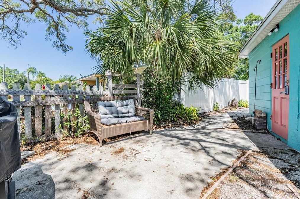 6647 Hibiscus Ave, Saint Petersburg FL  33707-2909 exterior