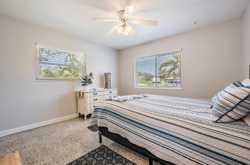 6647 Hibiscus Ave, Saint Petersburg FL  33707-2909 exterior