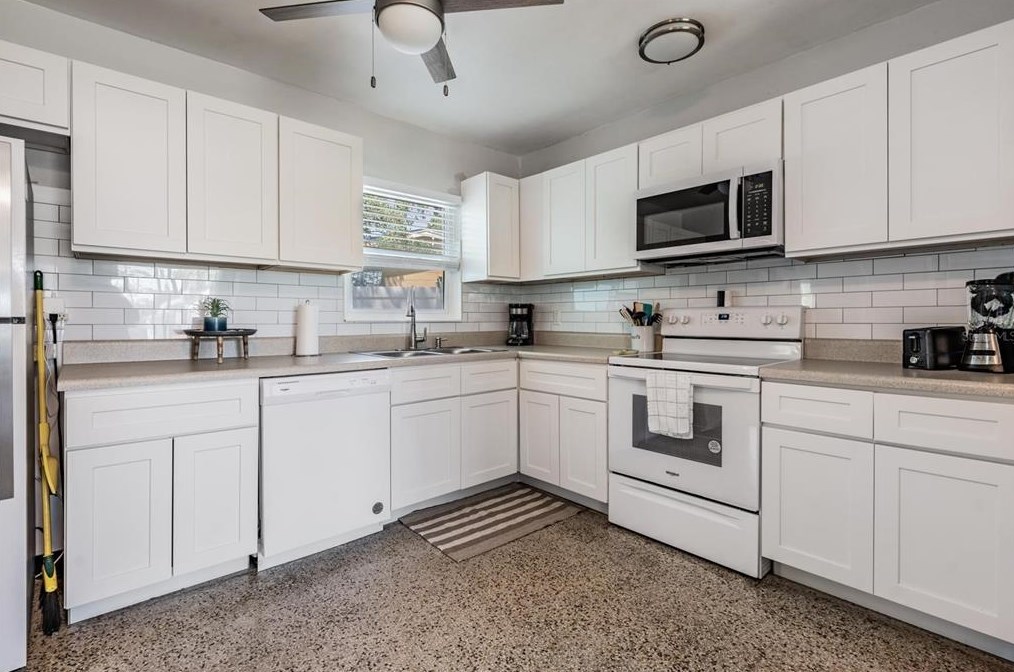 6647 Hibiscus Ave, Saint Petersburg FL  33707-2909 exterior