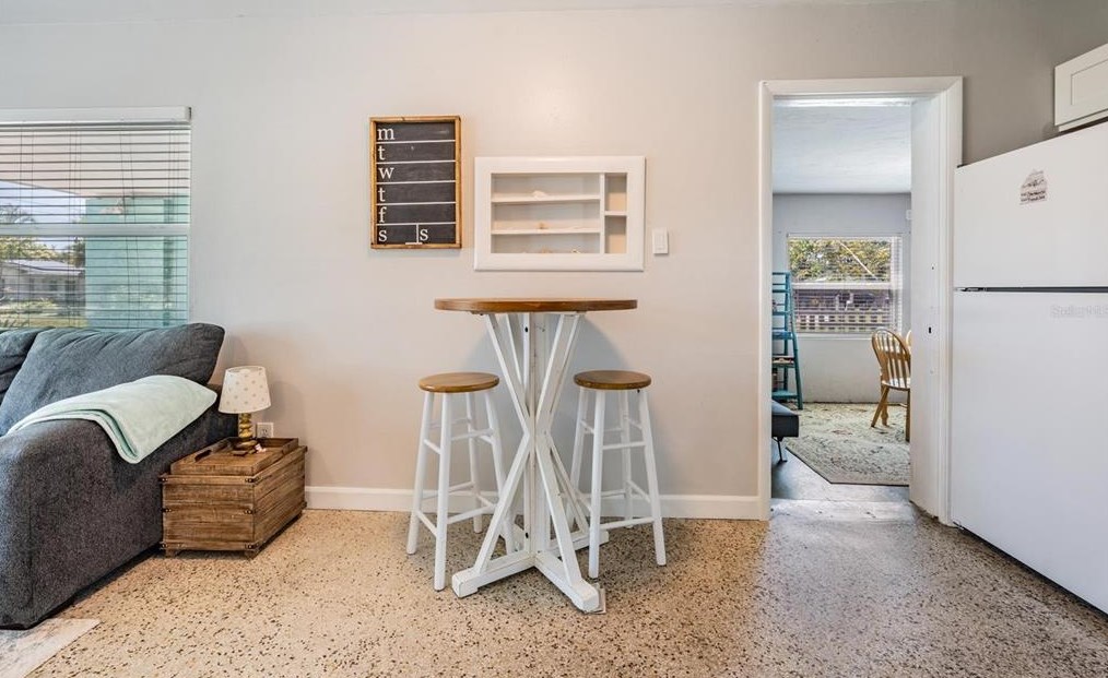 6647 Hibiscus Ave, Saint Petersburg FL  33707-2909 exterior