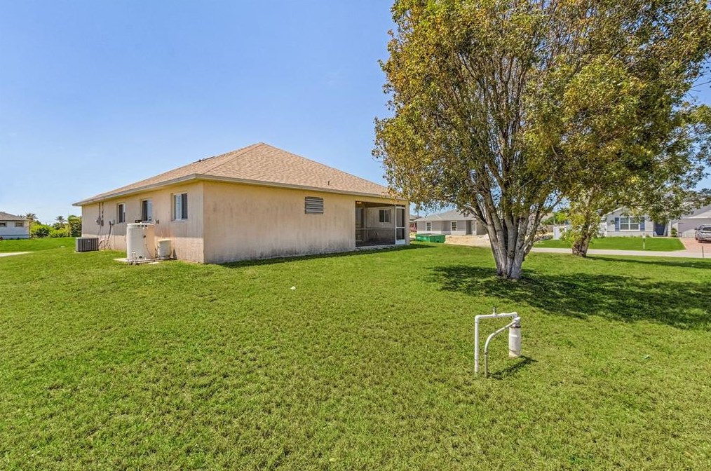 213 6 St, Cape Coral FL  33909-0019 exterior