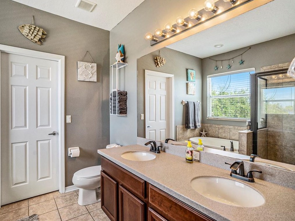 904 Fern Leaf Dr, Ruskin FL  33570-2008 exterior