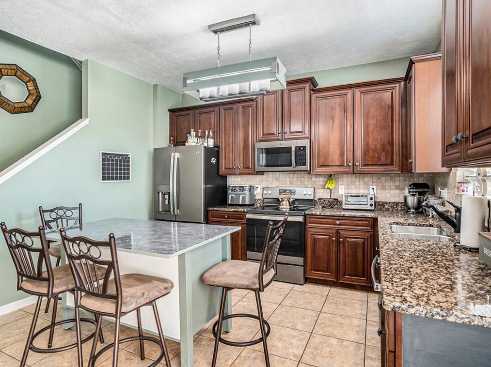 904 Fern Leaf Dr, Ruskin FL  33570-2008 exterior