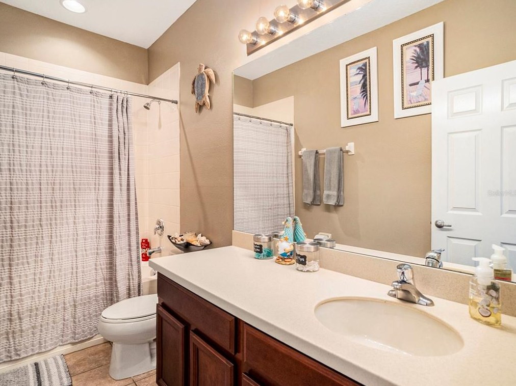 904 Fern Leaf Dr, Ruskin FL  33570-2008 exterior