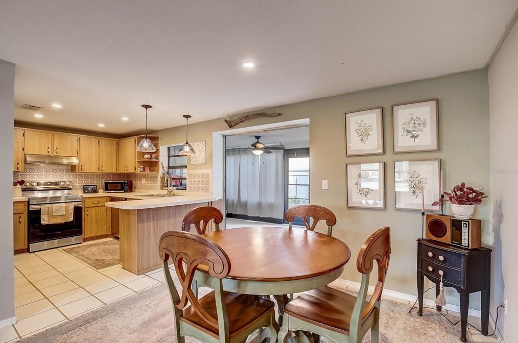 515 Red Mangrove Ln, Ruskin FL  33572-2549 exterior