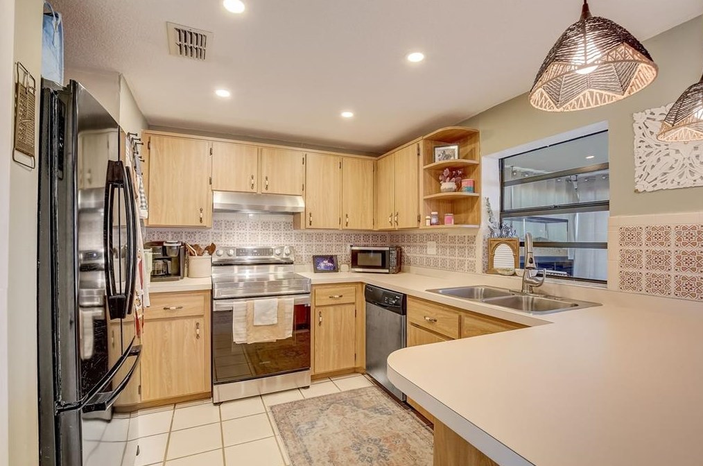 515 Red Mangrove Ln, Ruskin FL  33572-2549 exterior