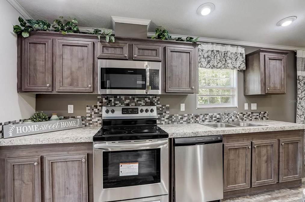 5302 Cougar Trail Ln, Plant City FL  33565-3597 exterior