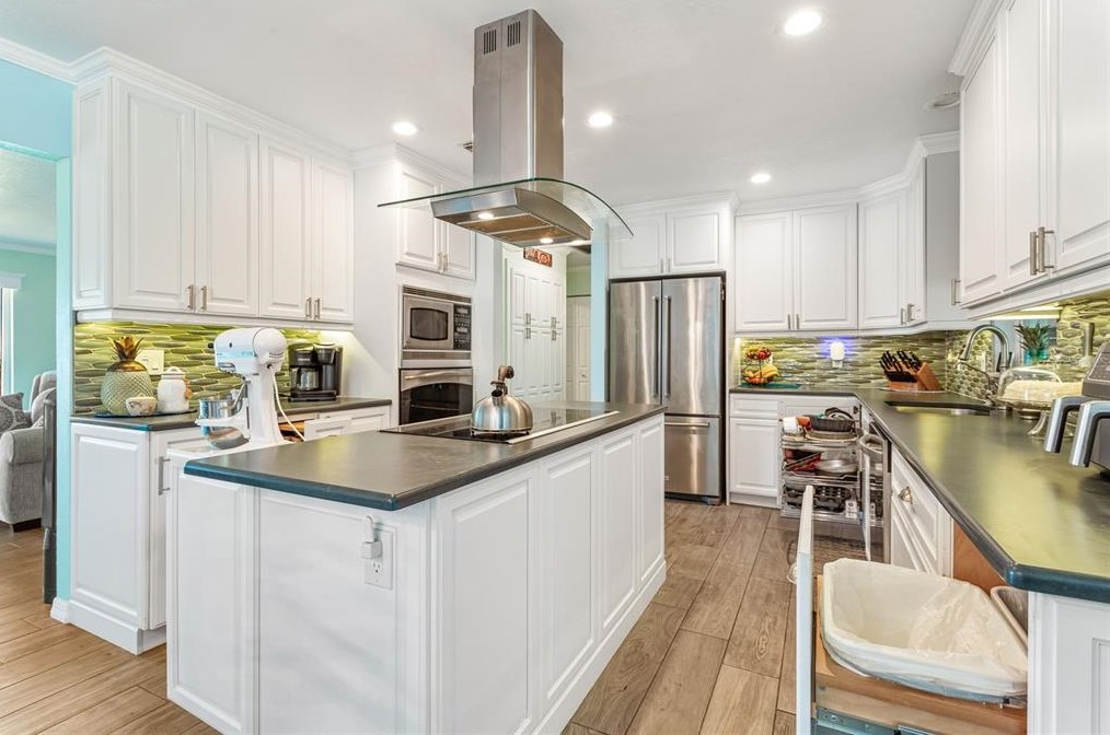 611 Ojai Ave, Ruskin FL  33573-5144 exterior