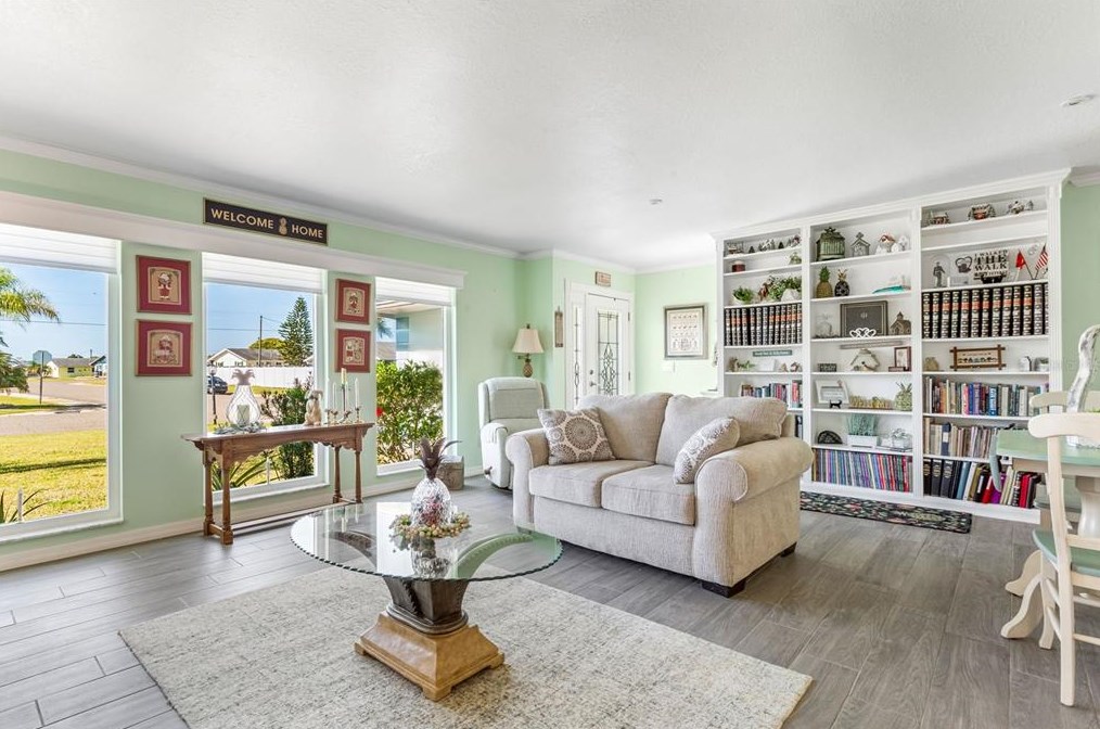 611 Ojai Ave, Ruskin FL  33573-5144 exterior