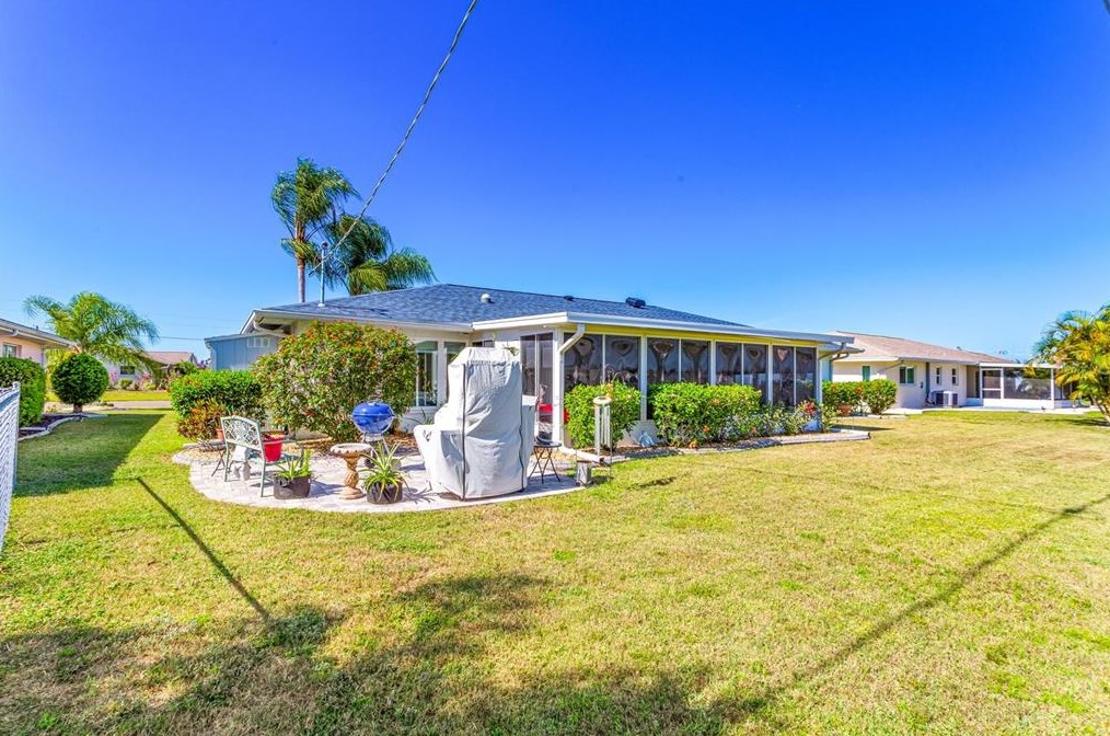 611 Ojai Ave, Ruskin FL  33573-5144 exterior