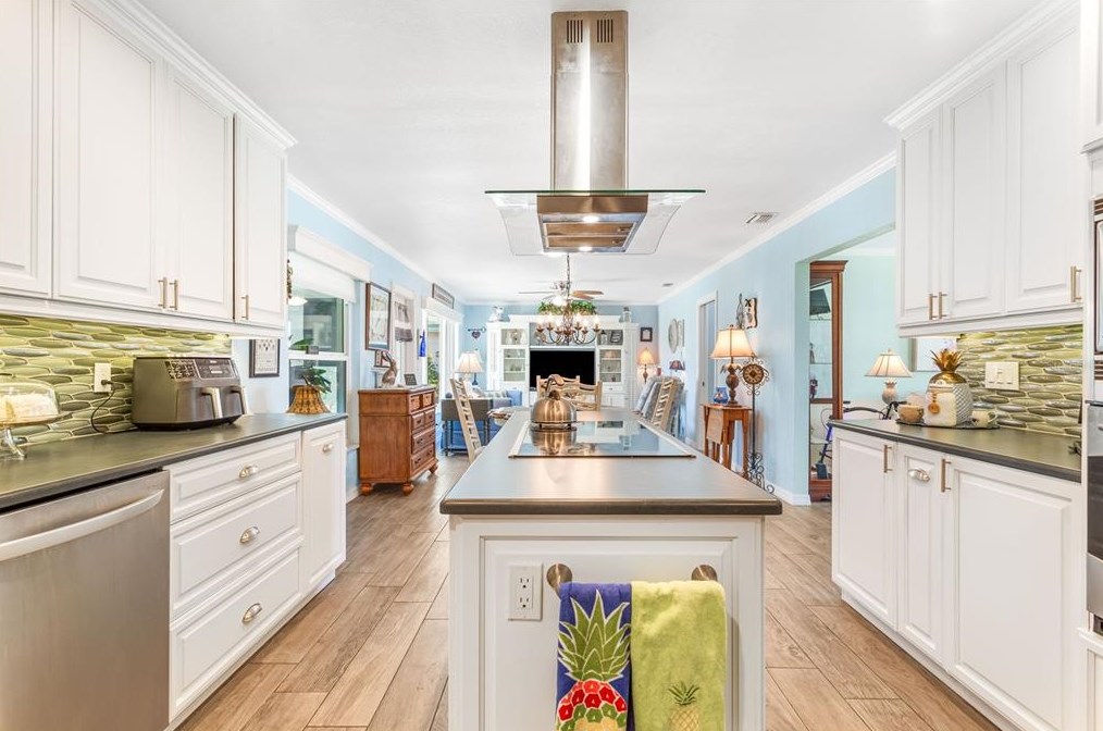 611 Ojai Ave, Ruskin FL  33573-5144 exterior