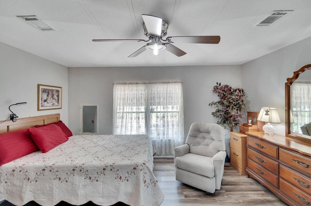 1013 Lianne Pl, Seffner FL  33584-3666 exterior