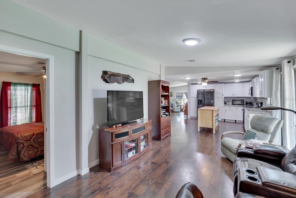 1013 Lianne Pl, Seffner FL  33584-3666 exterior