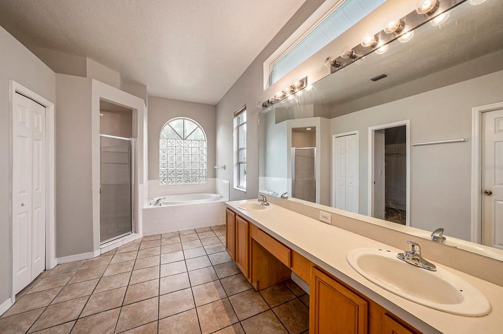 10012 Kingshyre Way, Tampa FL 33647-2875 exterior