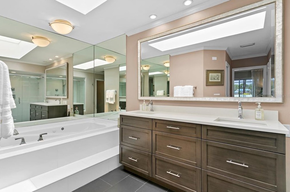 3133 Lk Ellen Dr, Tampa FL 33618-3600 exterior