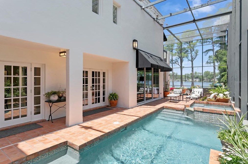 3133 Lk Ellen Dr, Tampa FL 33618-3600 exterior