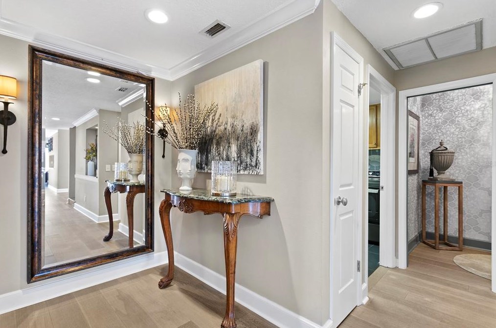 3133 Lk Ellen Dr, Tampa FL 33618-3600 exterior