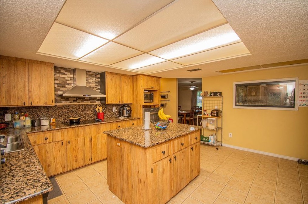 4805 Bugg Rd, Plant City FL  33567-2548 exterior