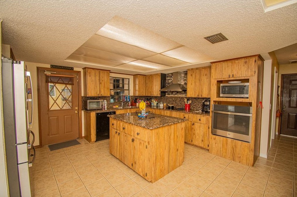 4805 Bugg Rd, Plant City FL  33567-2548 exterior