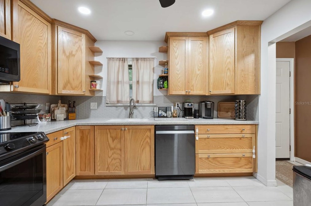 35138 Whispering Oaks Blvd, Dade City FL  33523-8961 exterior