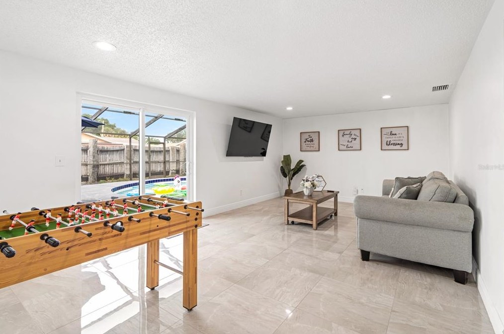 7208 Chesswood Ct, Tampa FL exterior