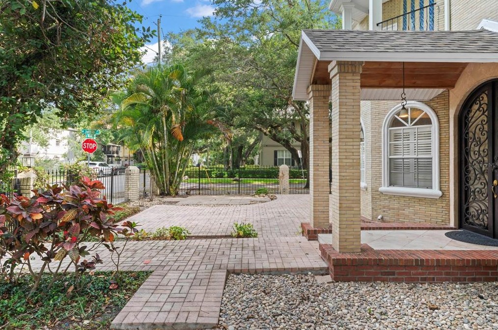 1102 Moody Ave, Tampa FL  33629-4725 exterior