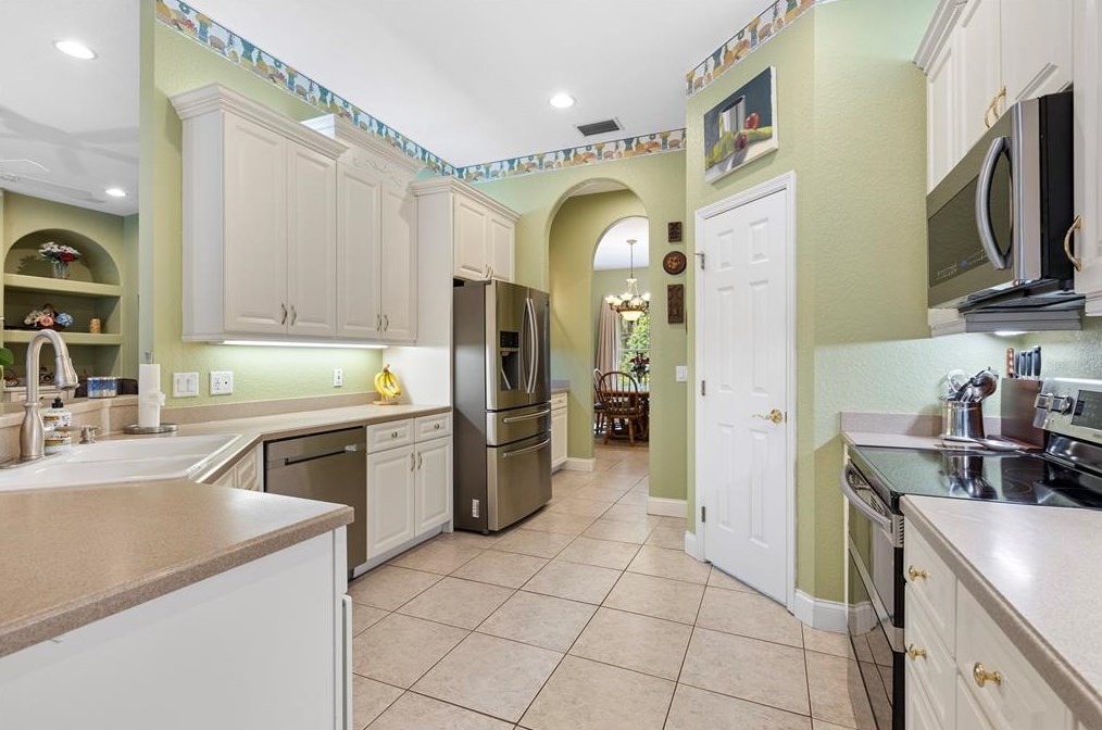 6207 Forestwood Dr, Lakeland FL 33811-2401 exterior