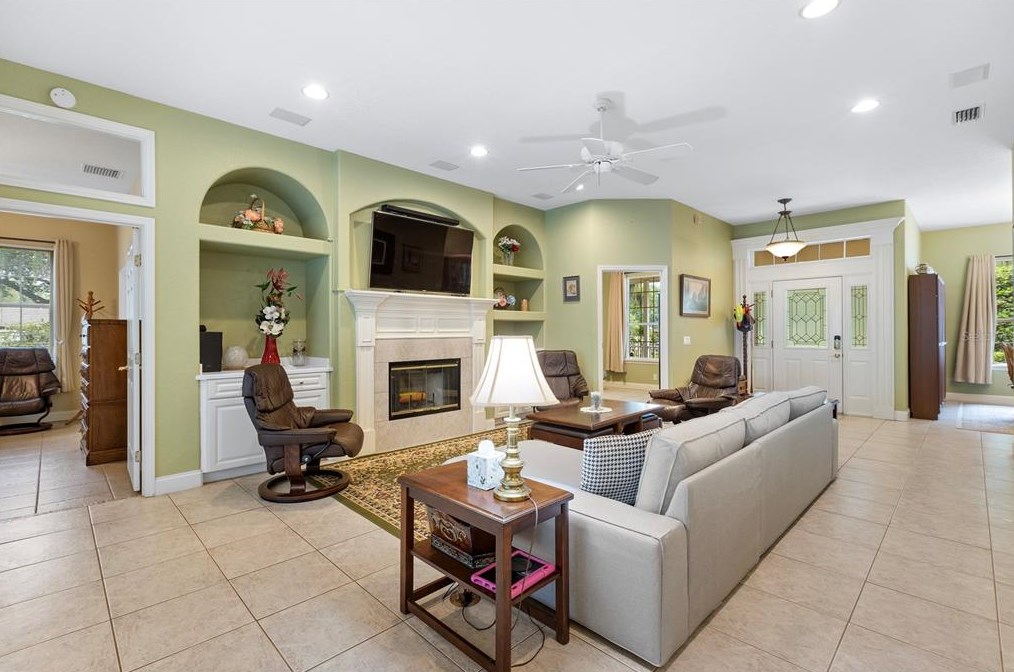 6207 Forestwood Dr, Lakeland FL 33811-2401 exterior