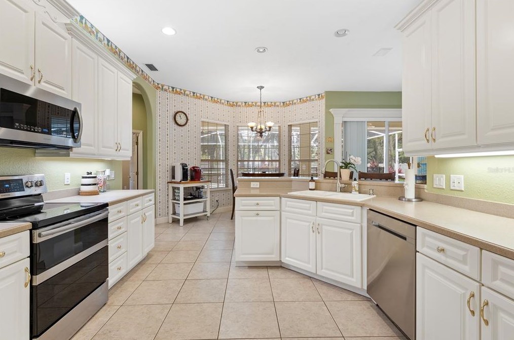 6207 Forestwood Dr, Lakeland FL 33811-2401 exterior