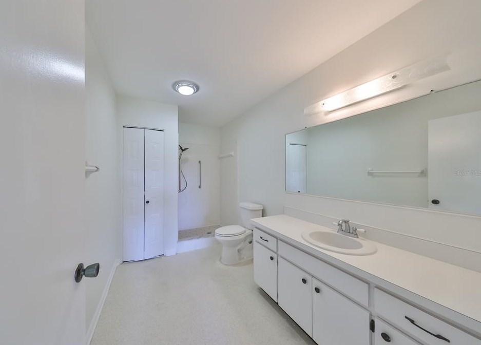 1023 Bluewater Dr, Ruskin FL  33573-6202 exterior