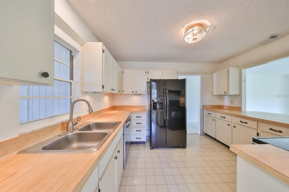 1023 Bluewater Dr, Ruskin FL  33573-6202 exterior