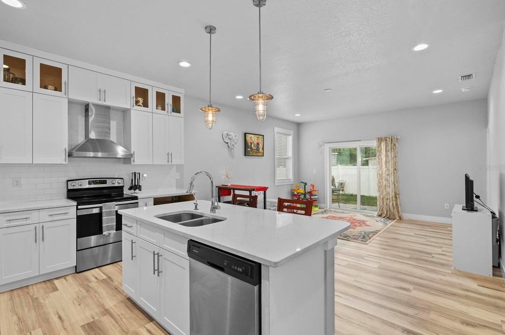 2502 18th Ave, Tampa FL 33619-2424 exterior