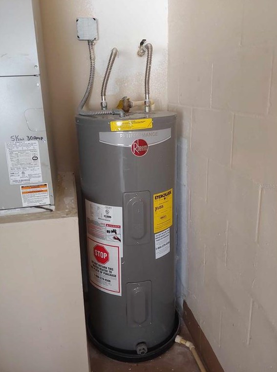 318 Caloosa Palms Ct, Ruskin FL 33573-6933 exterior