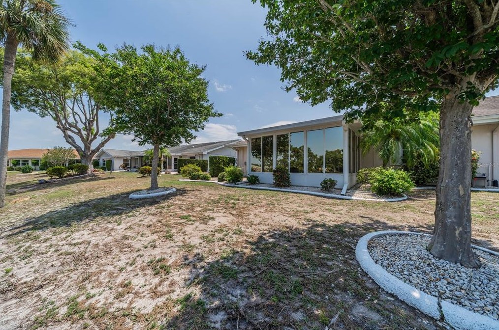 806 Bluewater Dr, Ruskin FL  33573-6277 exterior